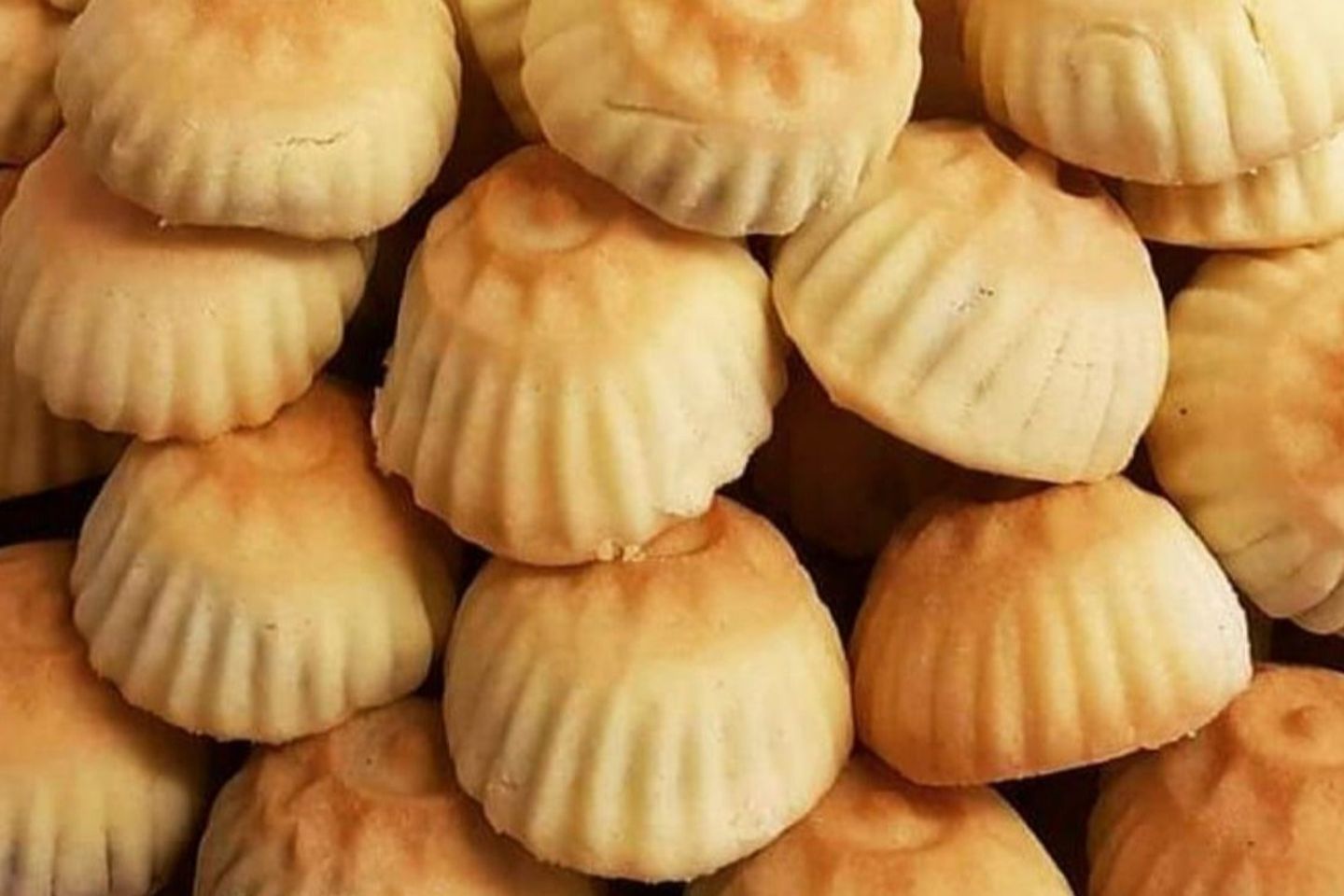 معمول فاخر محشو بالتمر ومزين بحبة البركة - نص كيلو