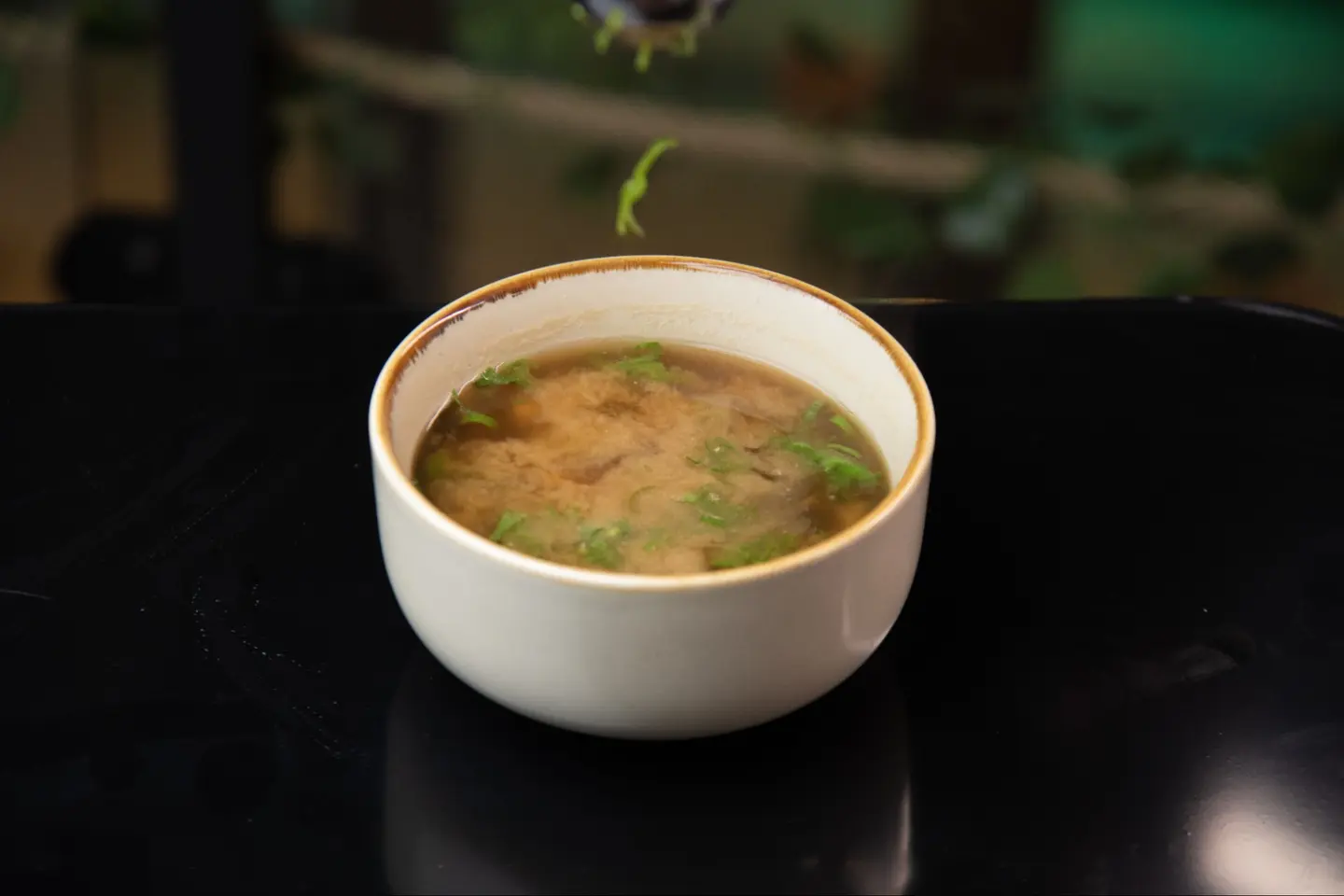 شوربة ميسو - معجون ميسو، توفو، أعشاب بحرية، بصل كراث، هونداشي