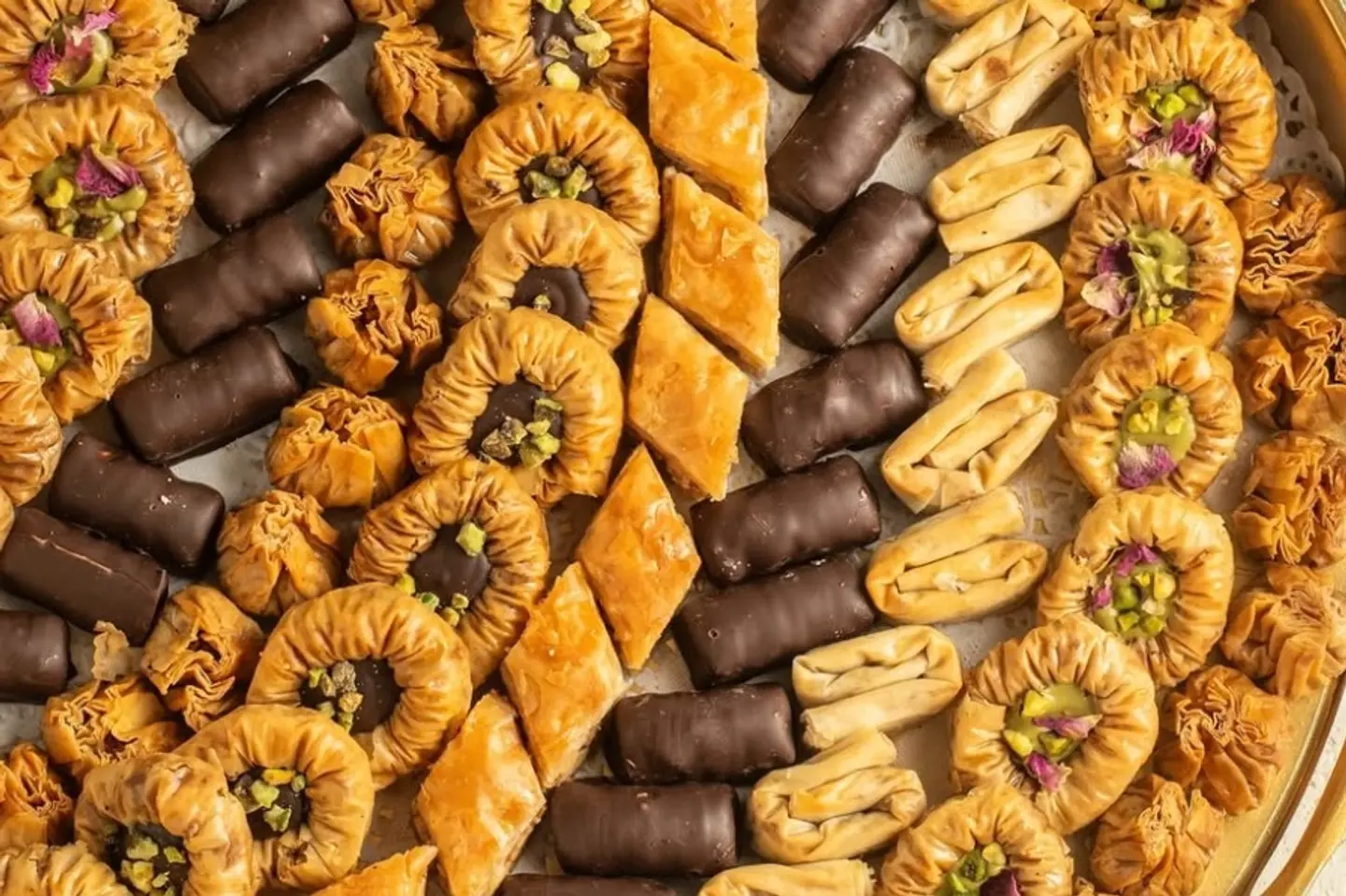 طبق تشكيلة بقلاوة كبير - بوكس صغير