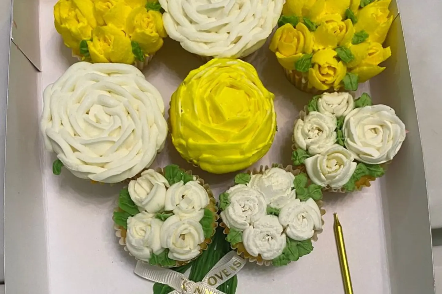 Rose Shaped Cupcake - 7 Pieces