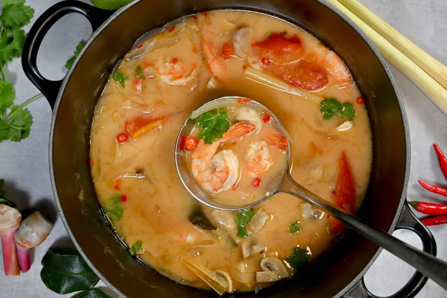 حساء المأكولات البحرية الصافي مع الجمبري والحبار والسمك - حصة عادية ٣٠٠ مل