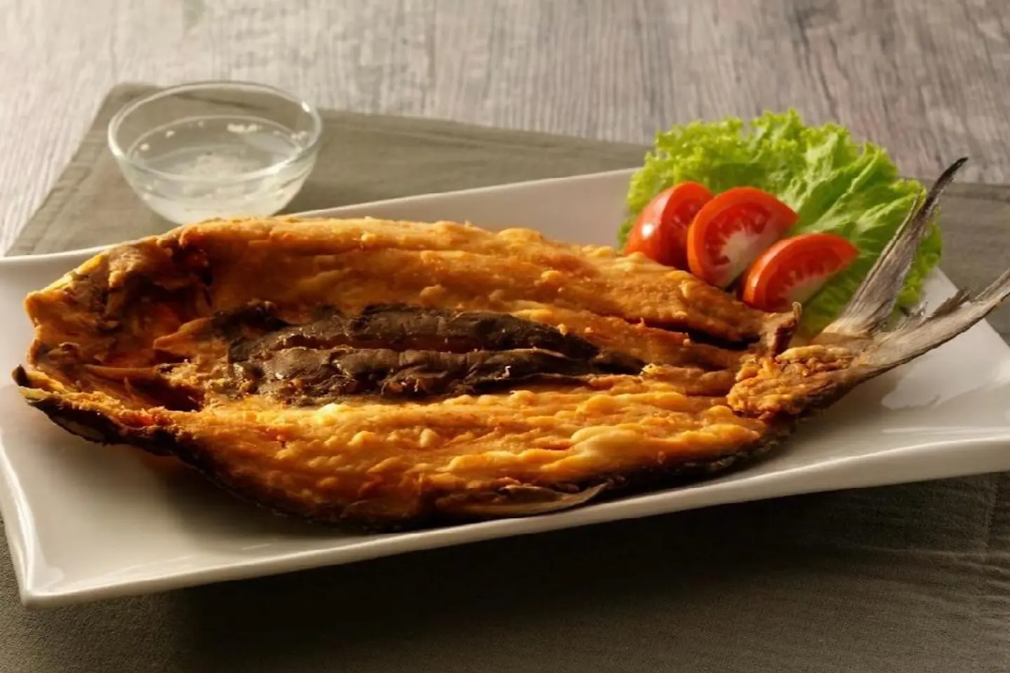 سمك الحليب مقلي صغير - كبير