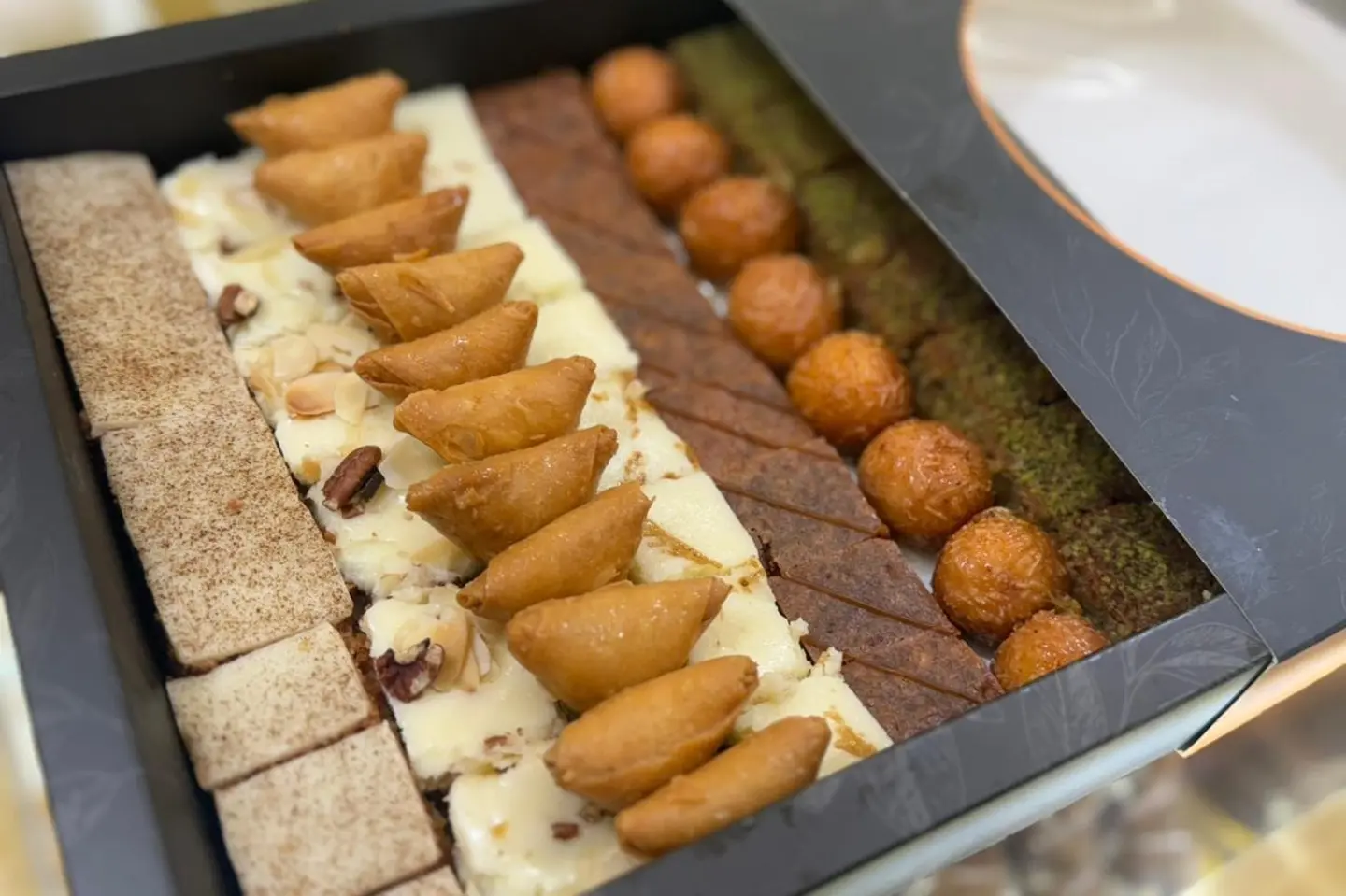 خليط بسبوسة (يرجى كتابة تعليق إذا كنت بحاجة إلى أي شيء محدد) - ٢٥٠ جرام