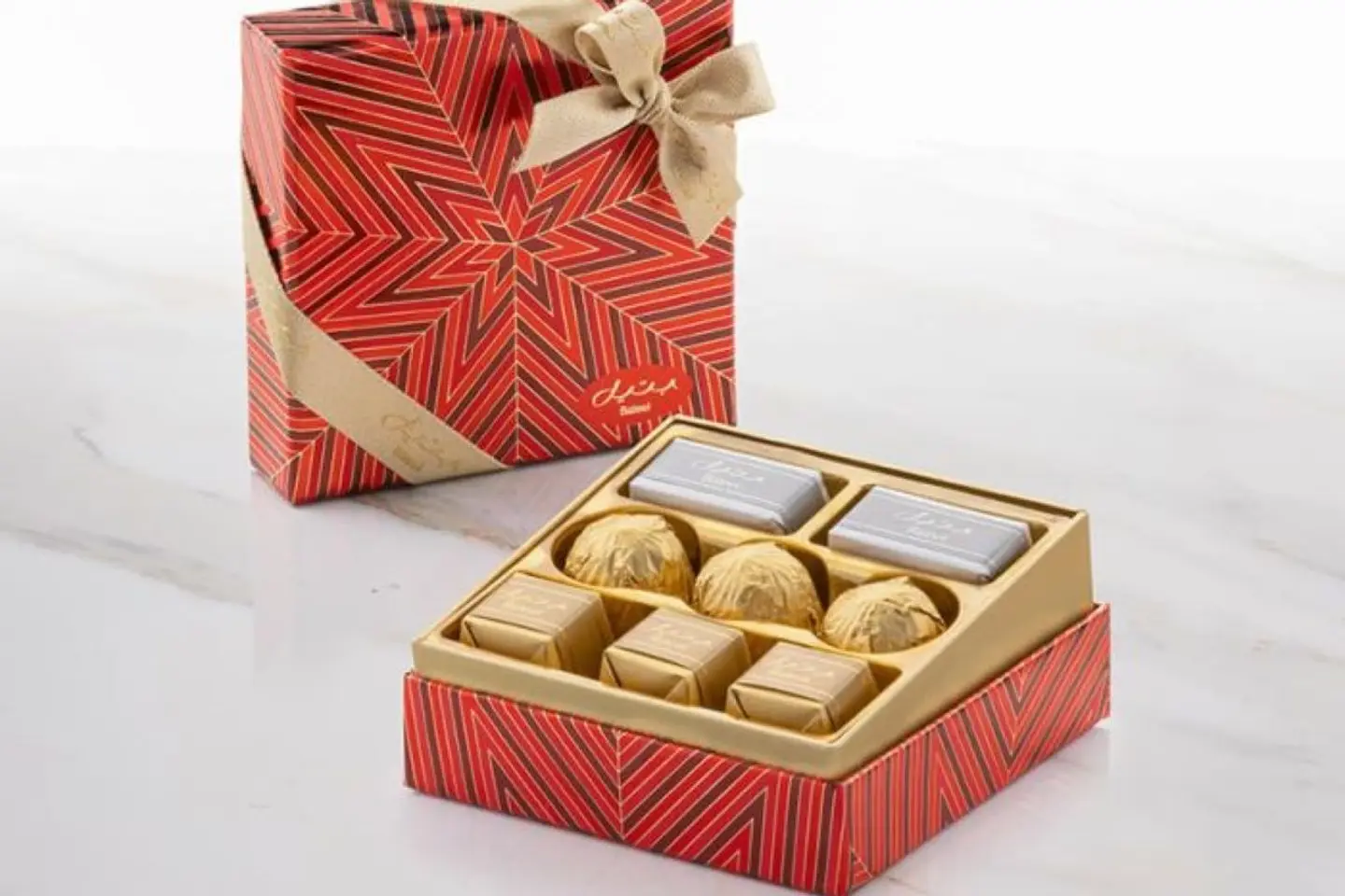 Seren Festive Red With Wrapped Origin Chocolate Gift Set - Extra Small