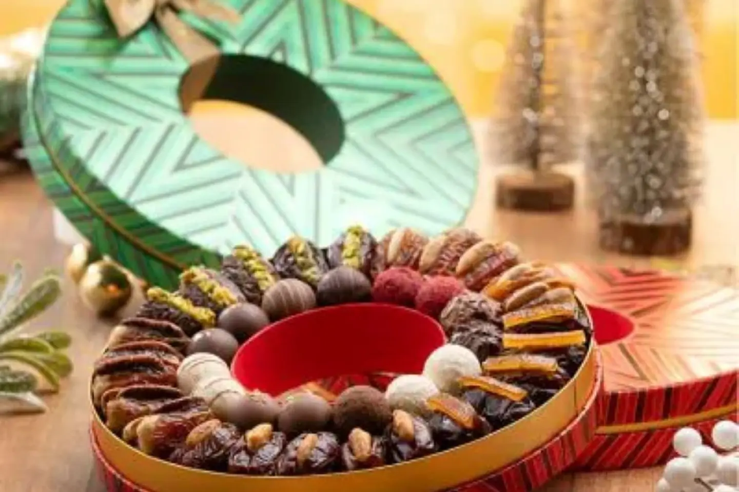 Seren Garland Red Gift Set - Filled Dates