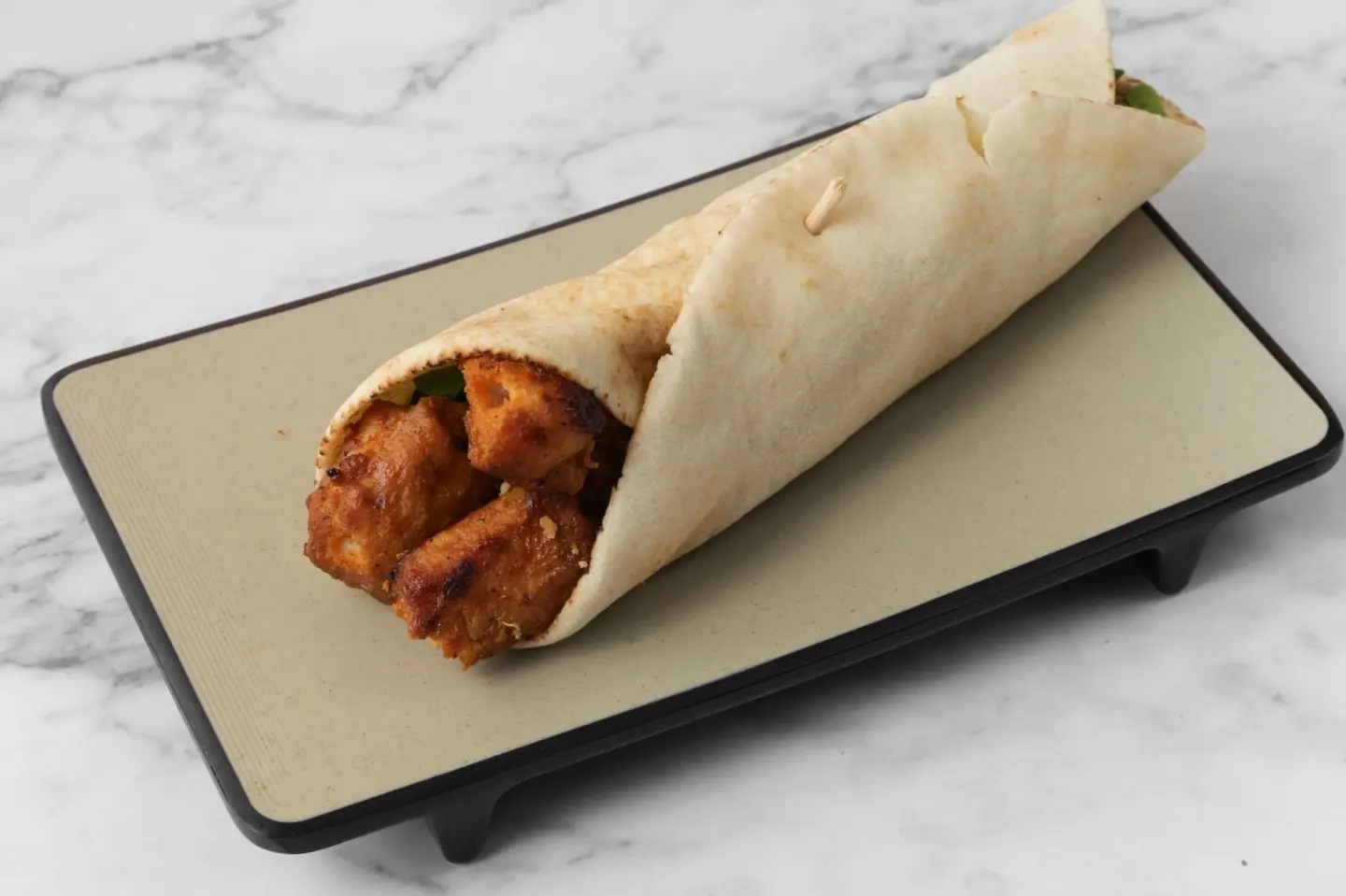 ساندوتش شيش طاووق - عيش لبناني