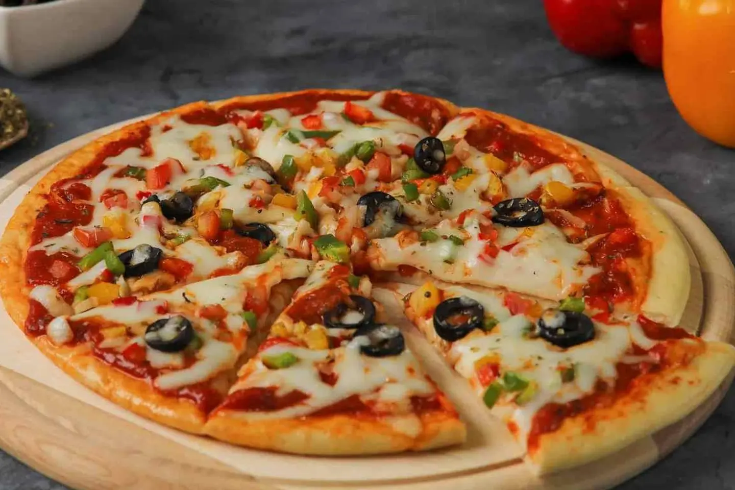 بيتزا خضار بالجبن موزاريلا مع جبن سائل - وسط