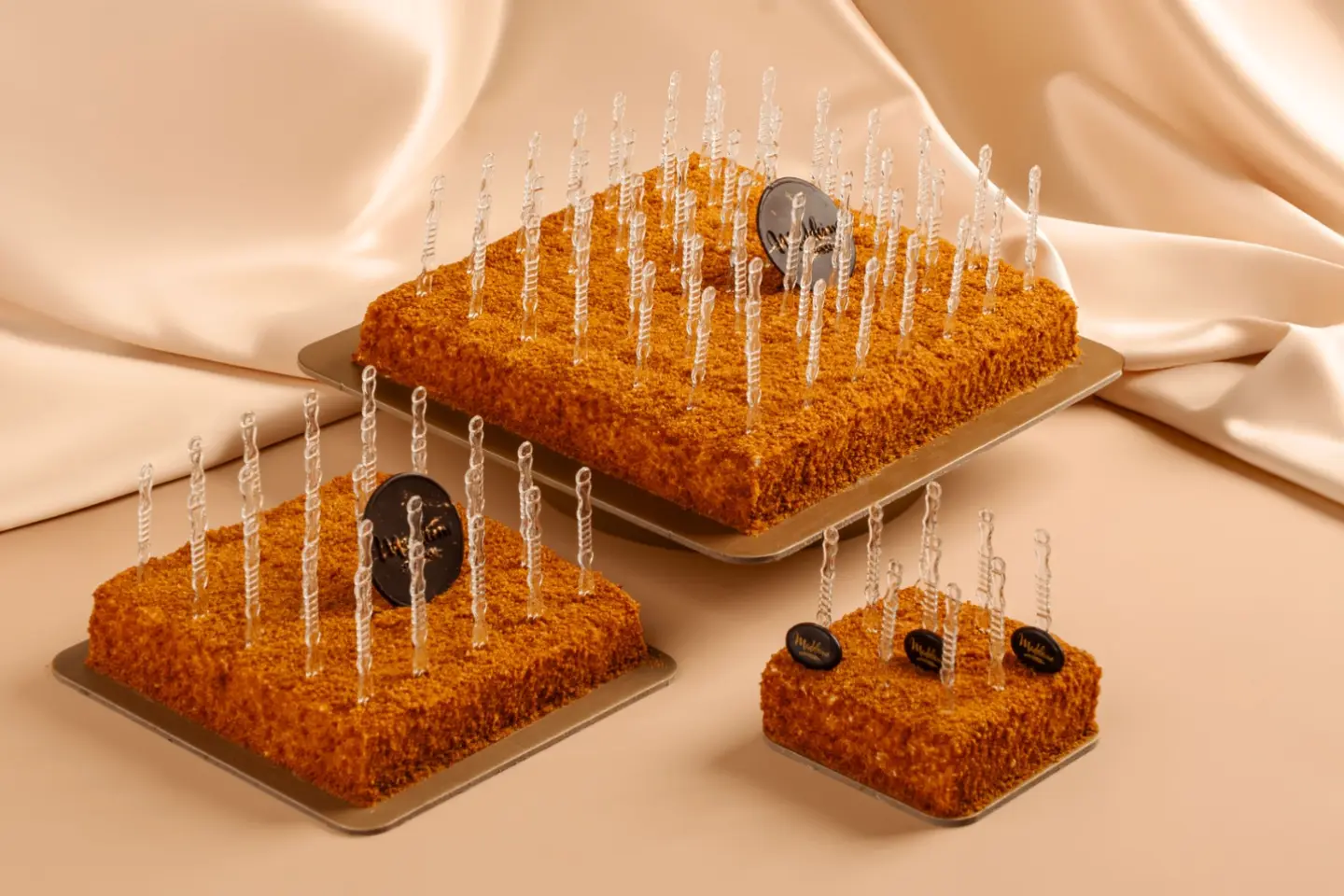 قطع كيكة العسل - قطع صغيرة من كعكة العسل