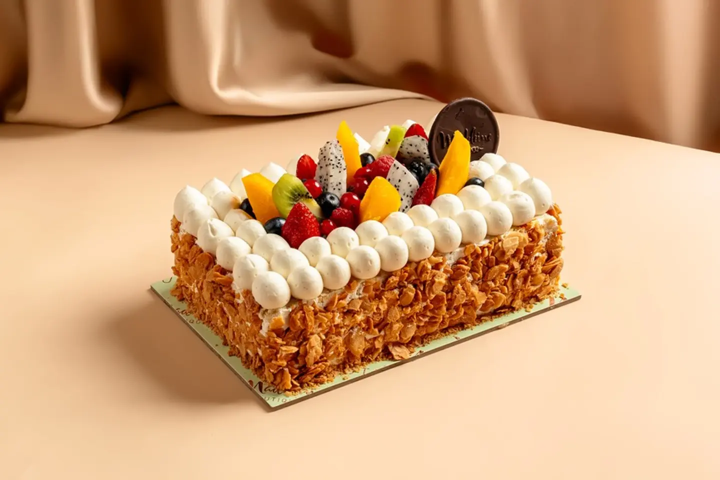 كيكة ألموند الفواكة المشكلةوسط - لوز متوسط ​​الحجم مع مزيج الفواكه