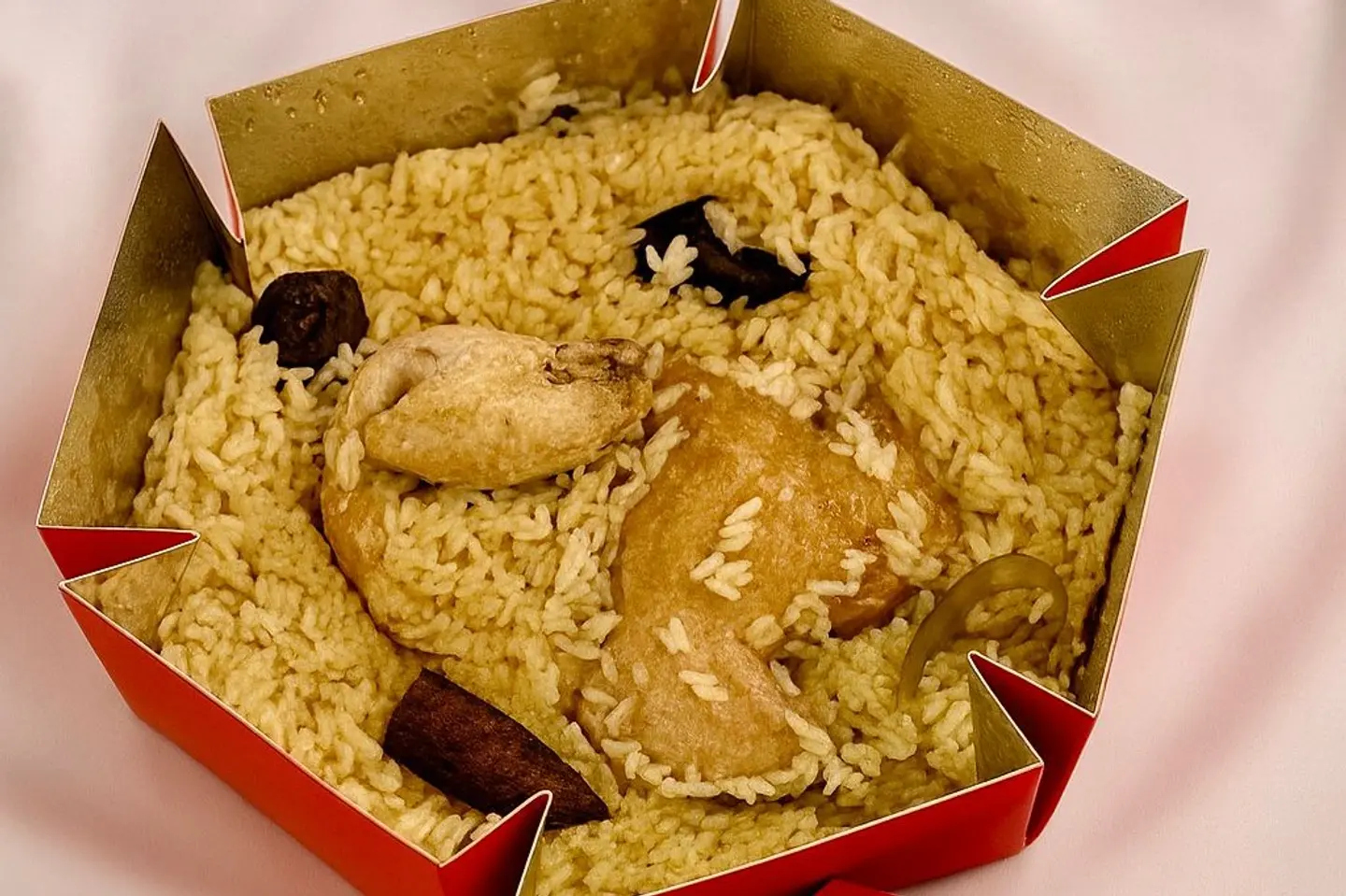 دجاج مضغوط رز ابيض حراق - نص