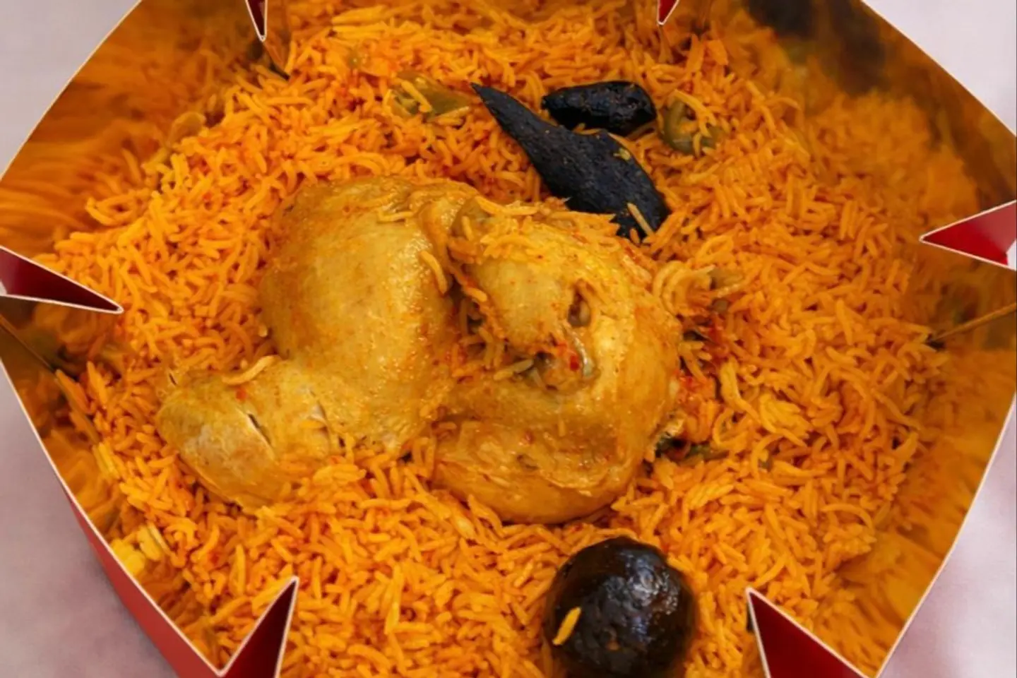 دجاج مضغوط رز احمر حراق - نص