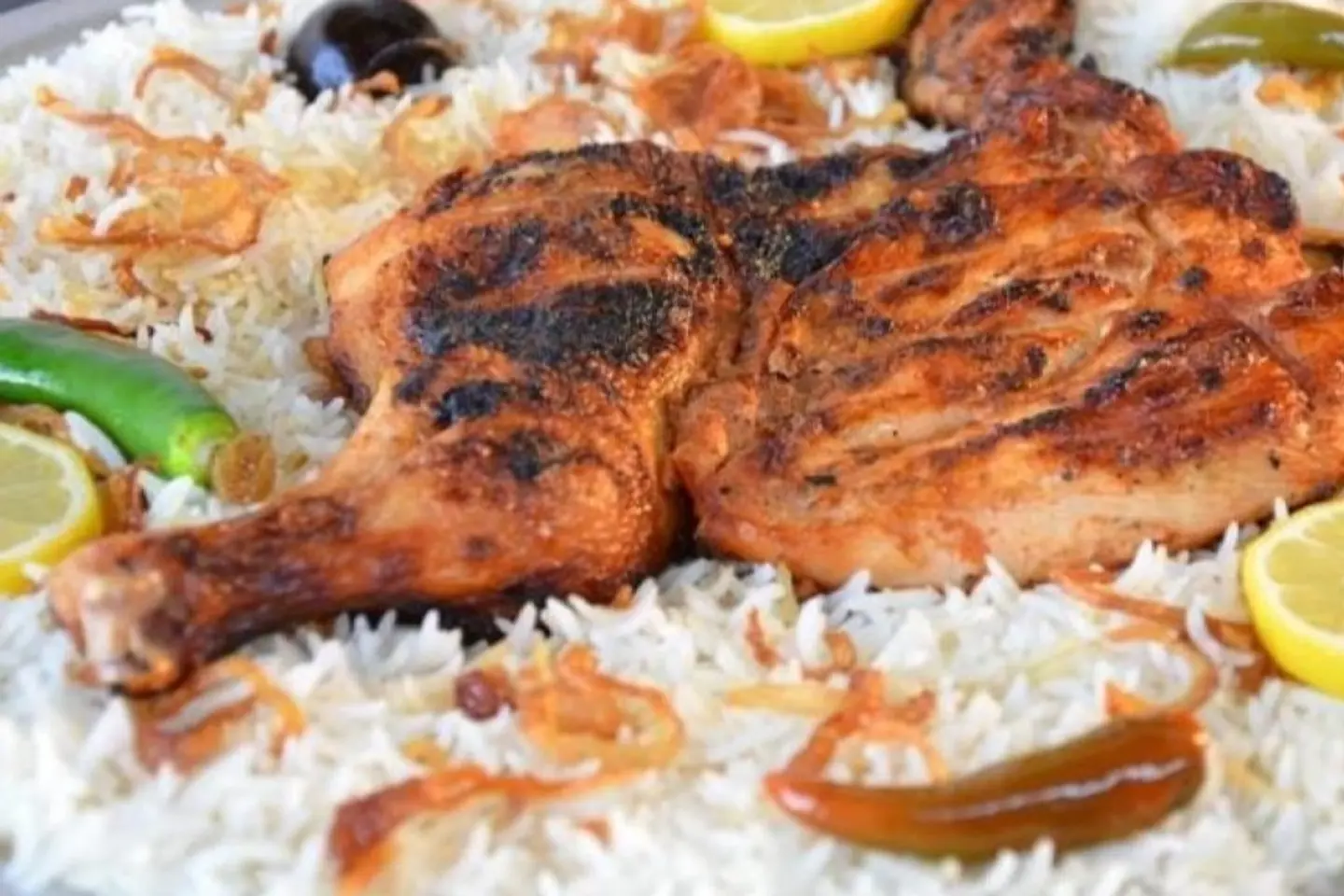 دجاج على الفحم مع أرز - نص دجاجة