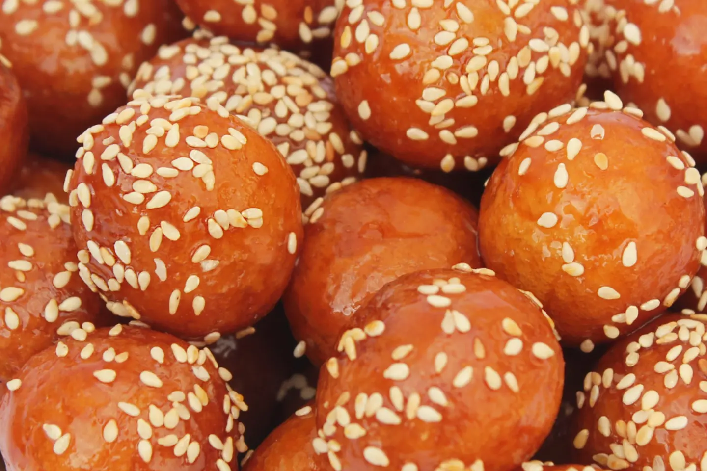 لقيمات بالدبس و سمسم محمص - صغير