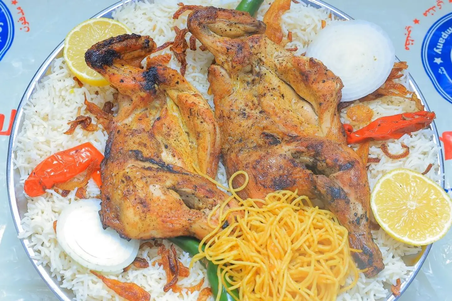 حبة دجاج كاملة مع رز مثلوثة - مندي