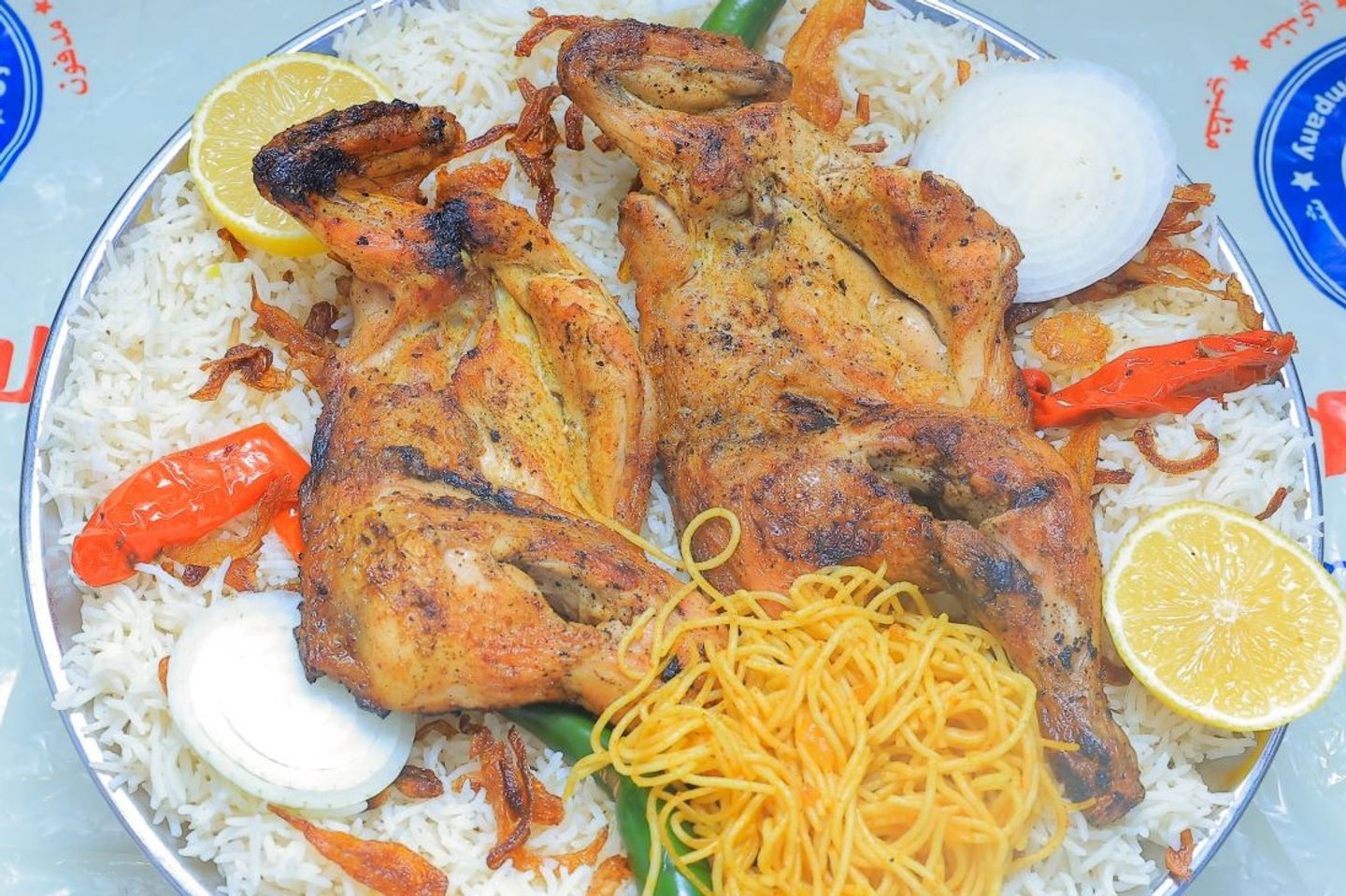 حبة دجاج كاملة مع رز مثلوثة - مندي