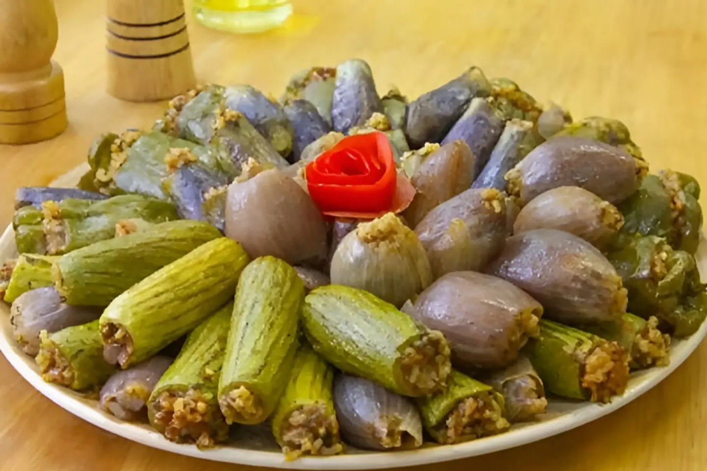 طبق صغير من المحشي المشكل - محشي مشكل