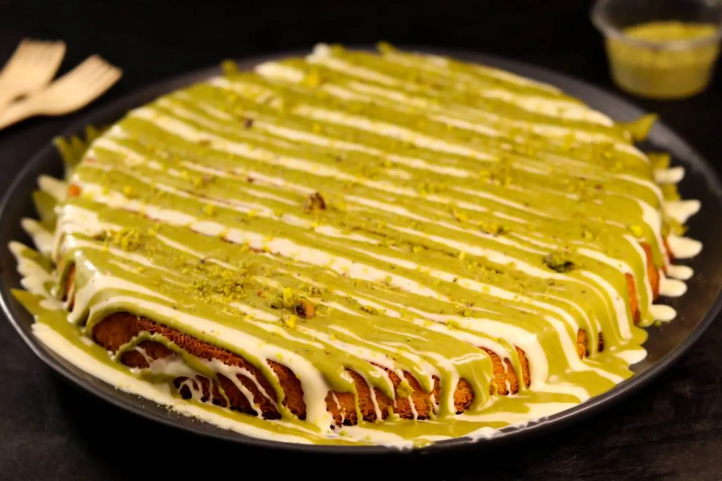 Cream And Pistachio Kunafah - Large