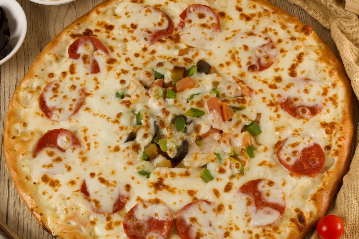 بيتزا ببروني وجبنة - صغير