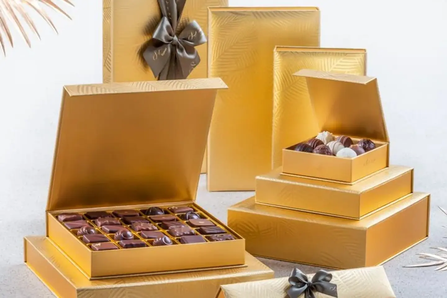 Golden Palm Date Chocolate Gift Set - Medium