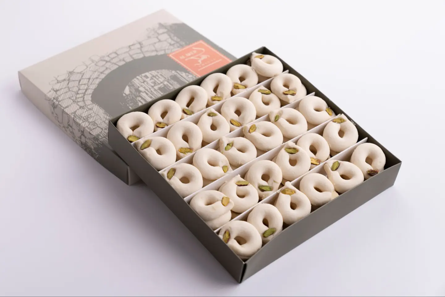 غريبة - علبة وسط