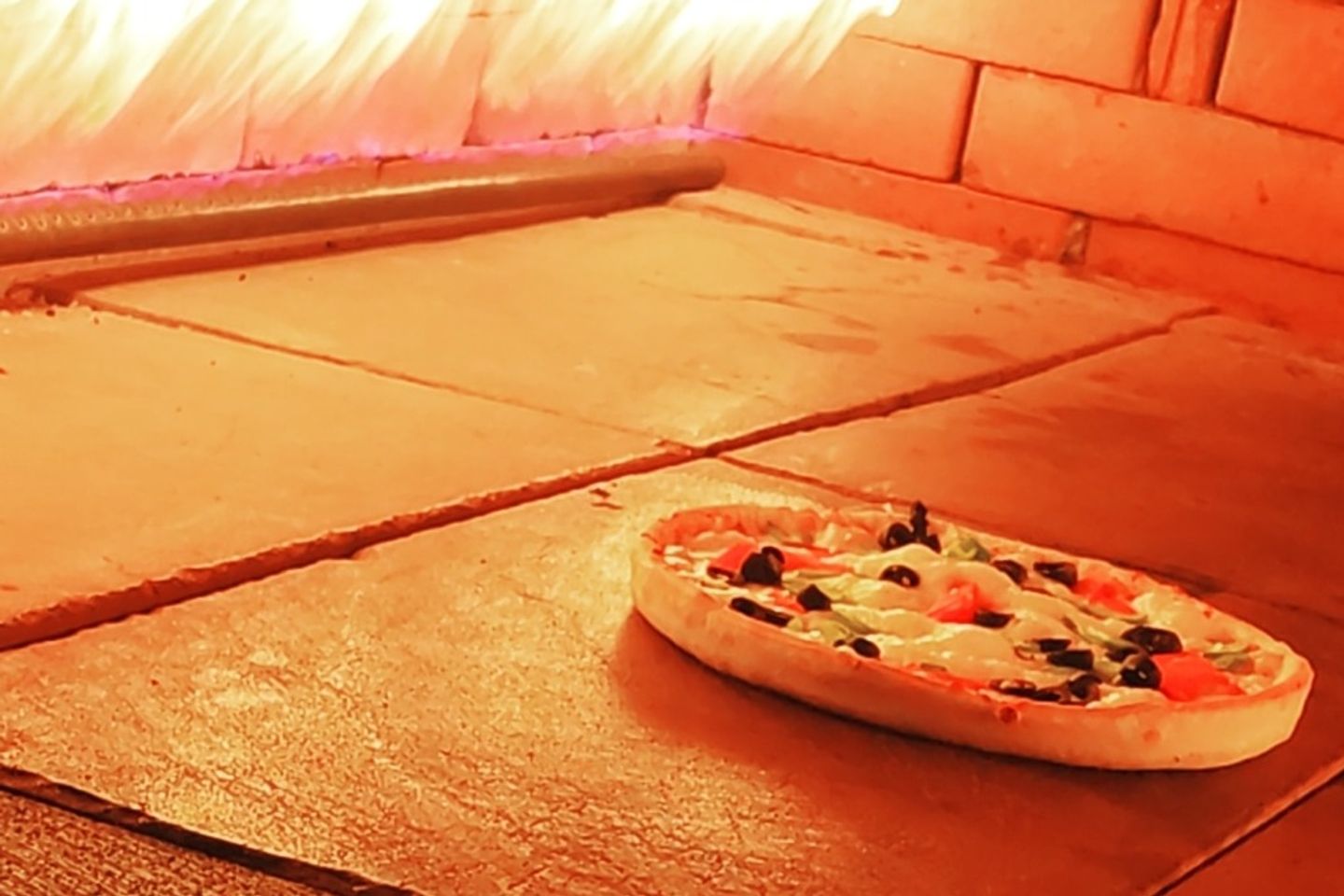 بيتزا جبن الموزريلا  - صغير
