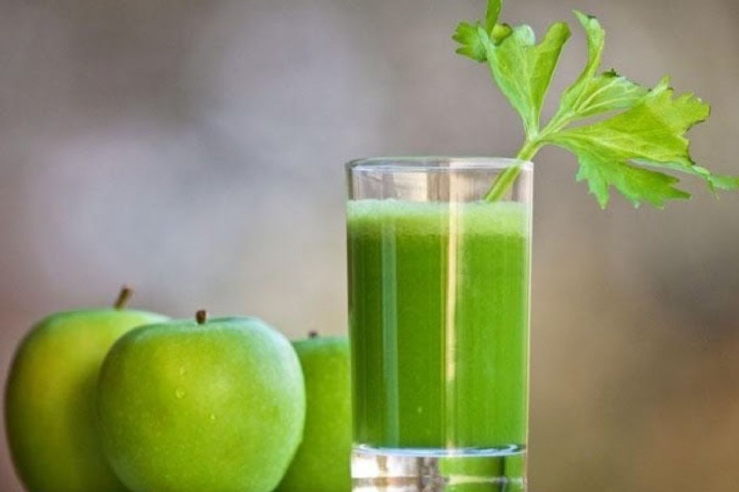 عصير تفاح أخضر - وسط