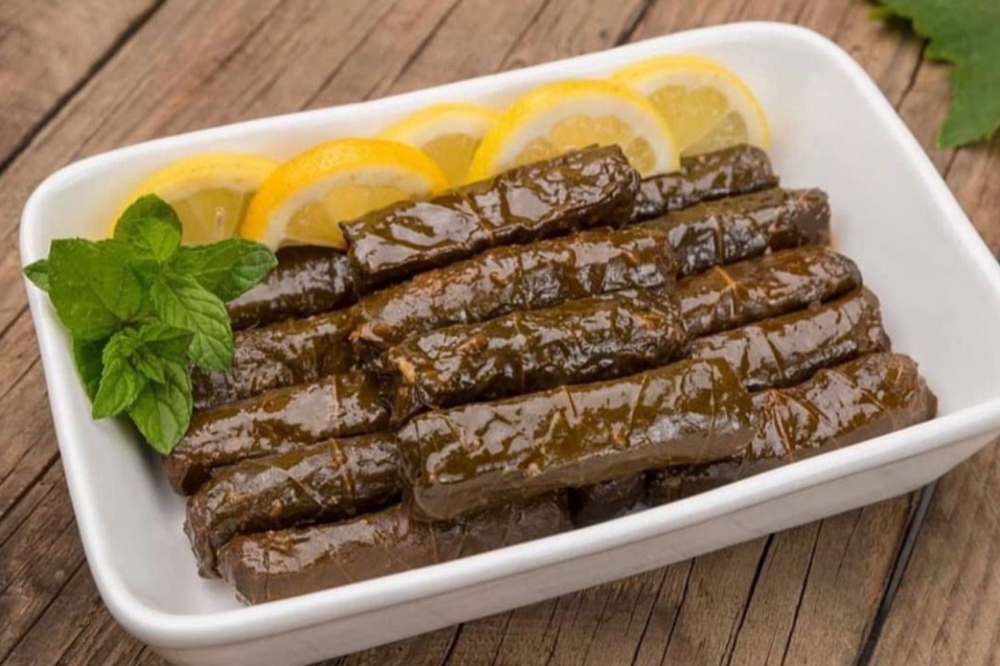 ورق عنب بزيت الزيتون والليمون - وسط