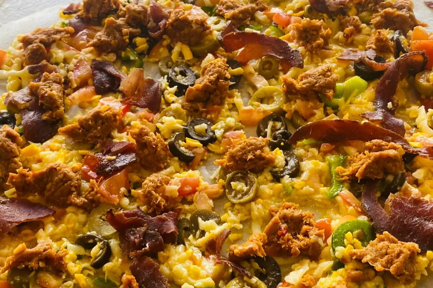 بيتزا سجق وبسطرمة - صغير