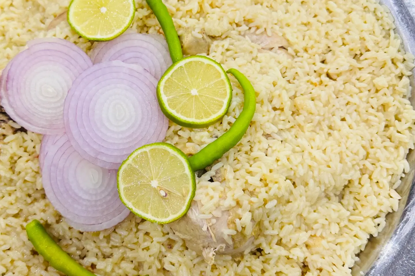 دجاج مضغوط مع الأرز - نصف