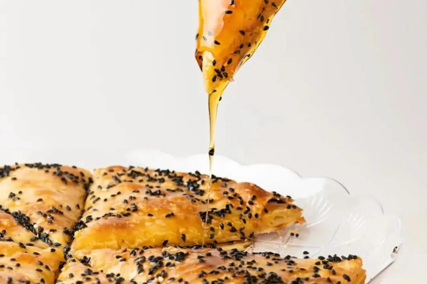 بنت الصحن مع جبنة وعسل - وسط