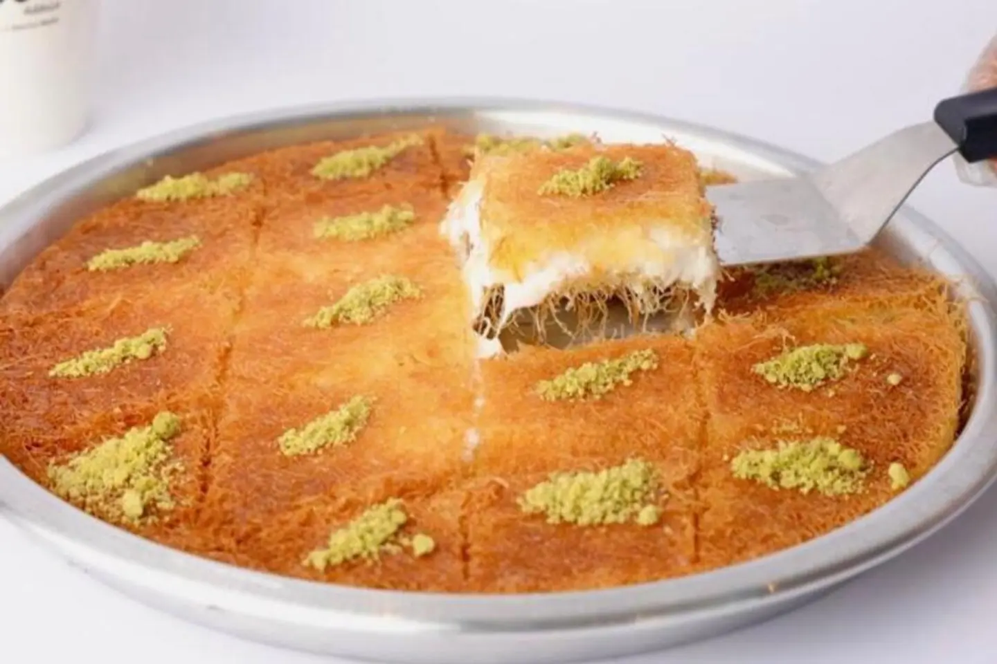 كنافة بين نارين لوتس وقشطة  - وسط