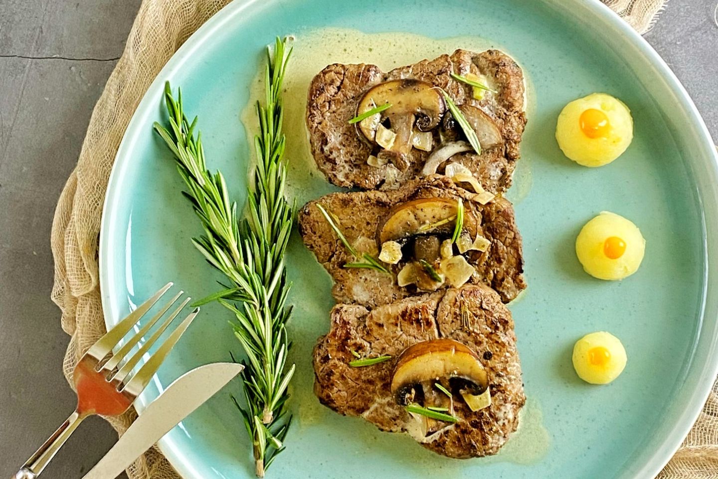 Steak With Mushroom Sauce - 100 G