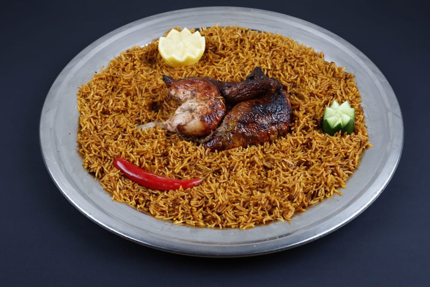 دجاج محمر مع ارز مضغوط - نصف دجاجة