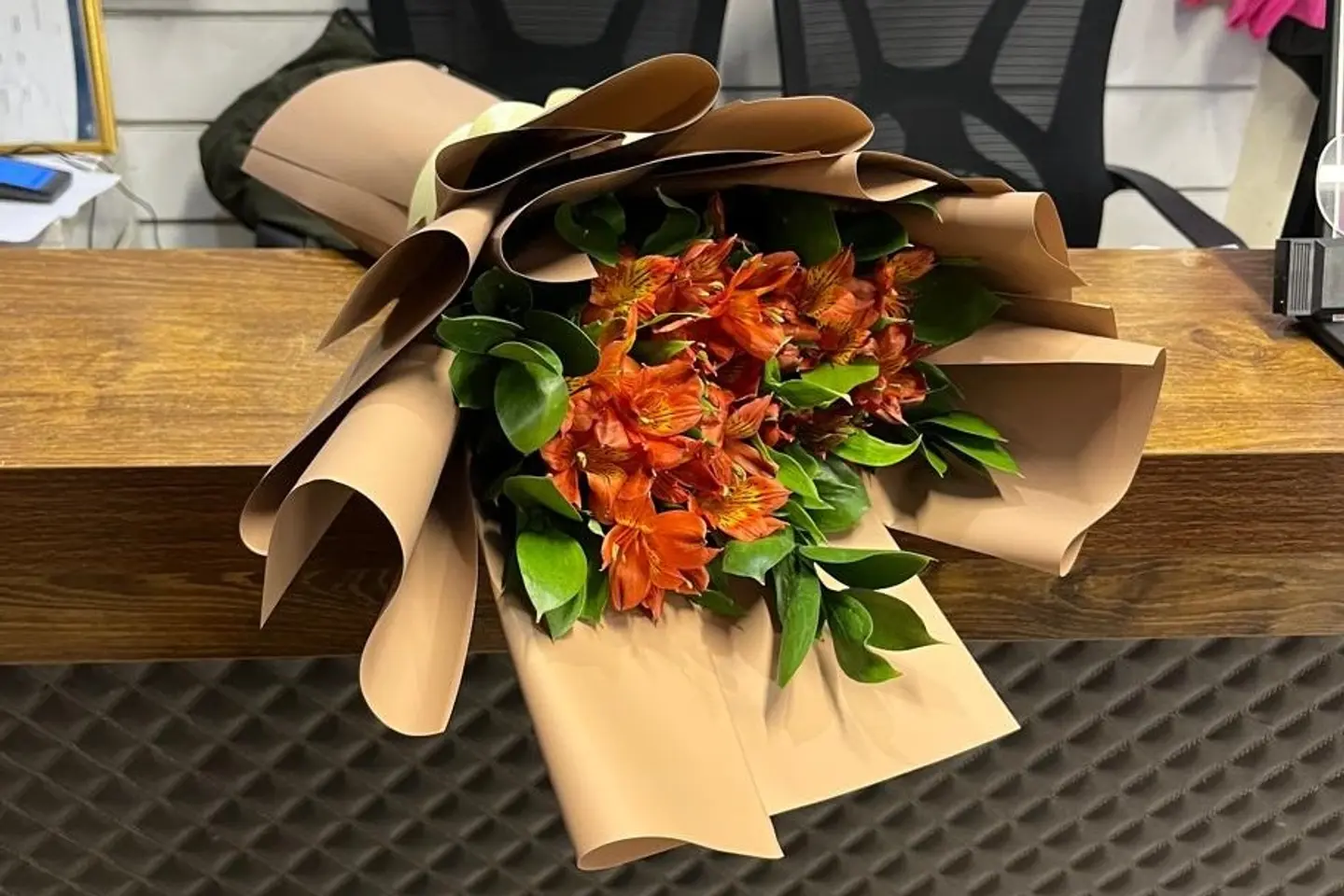 باقه من الزهور الستروميريا - برتقالي