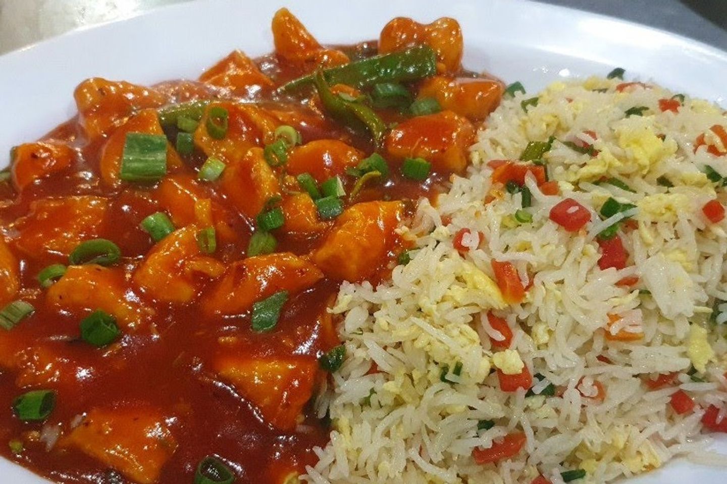 دجاج منشوري - صلصة منشوريا مع أرز مقلي