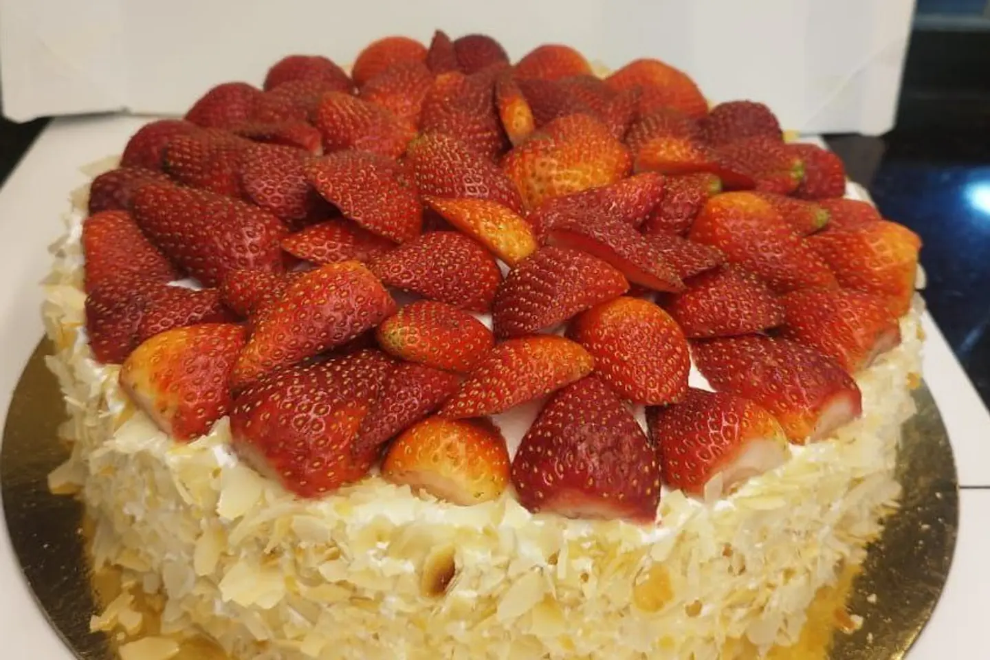 Strawberry Cake - Larg