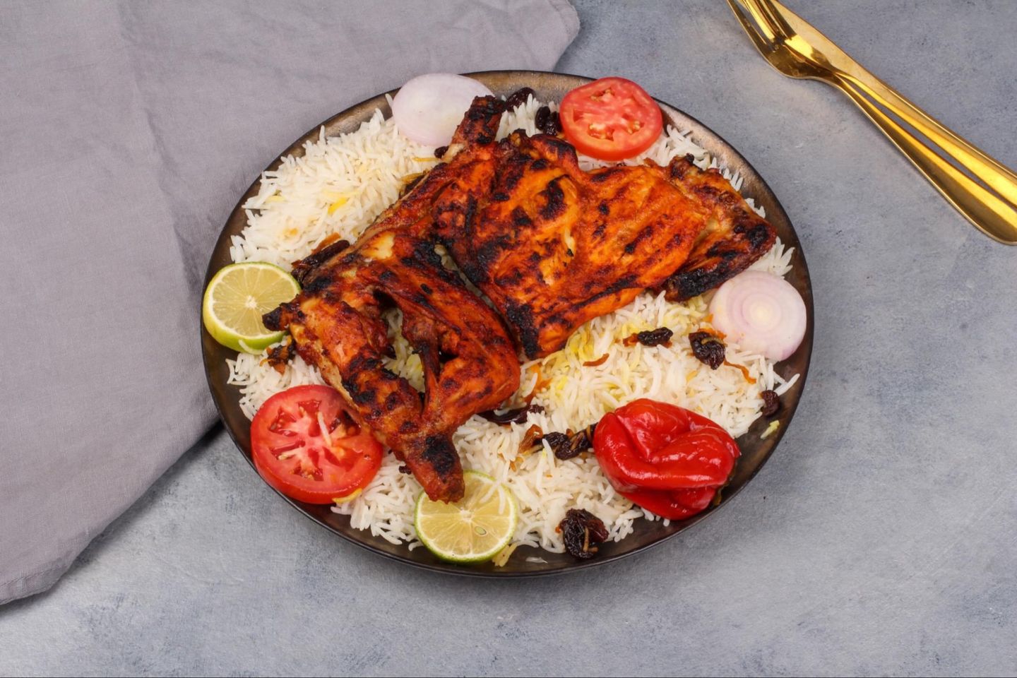 نص دجاج على الفحم مع أرز ابيض+نص الفحم سادة مجانا - نص حبة دجاج