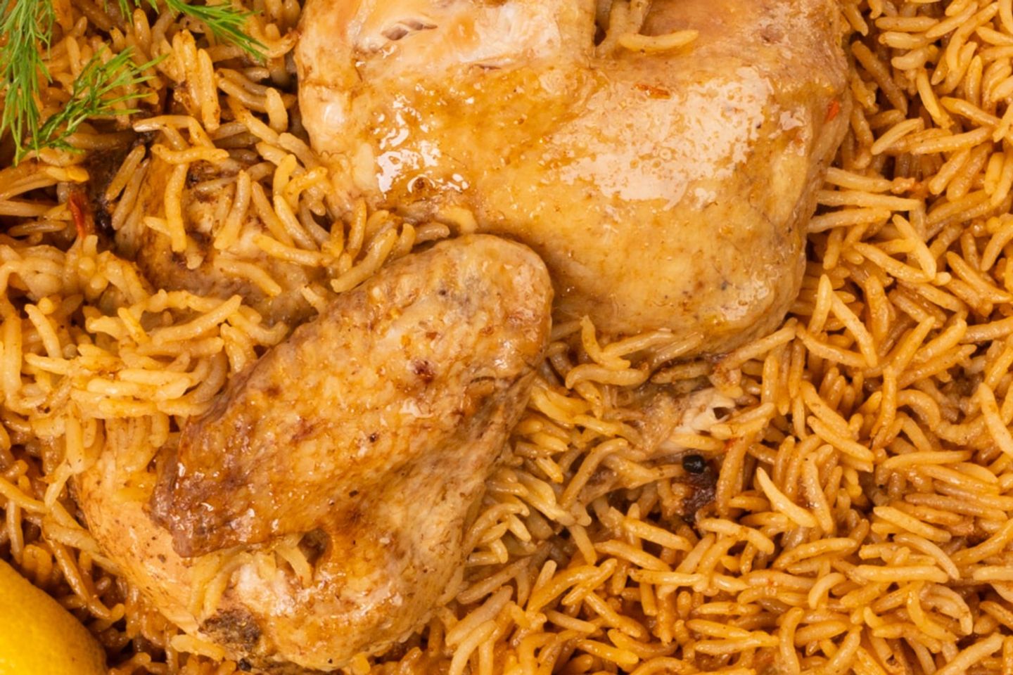 مضغوط دجاج مع أرز أحمر - نصف حبة مضغوط دجاج