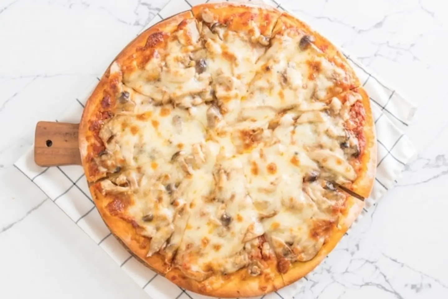 بيتزا سادة دجاج شاورما وجبنة موزاريلا مع جبنة سائلة - وسط