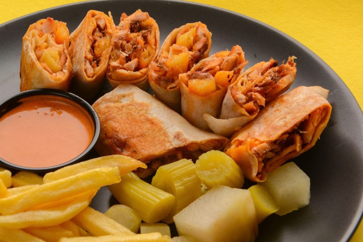 صحن شاورما عربي مع صوص ديناميت - صغير