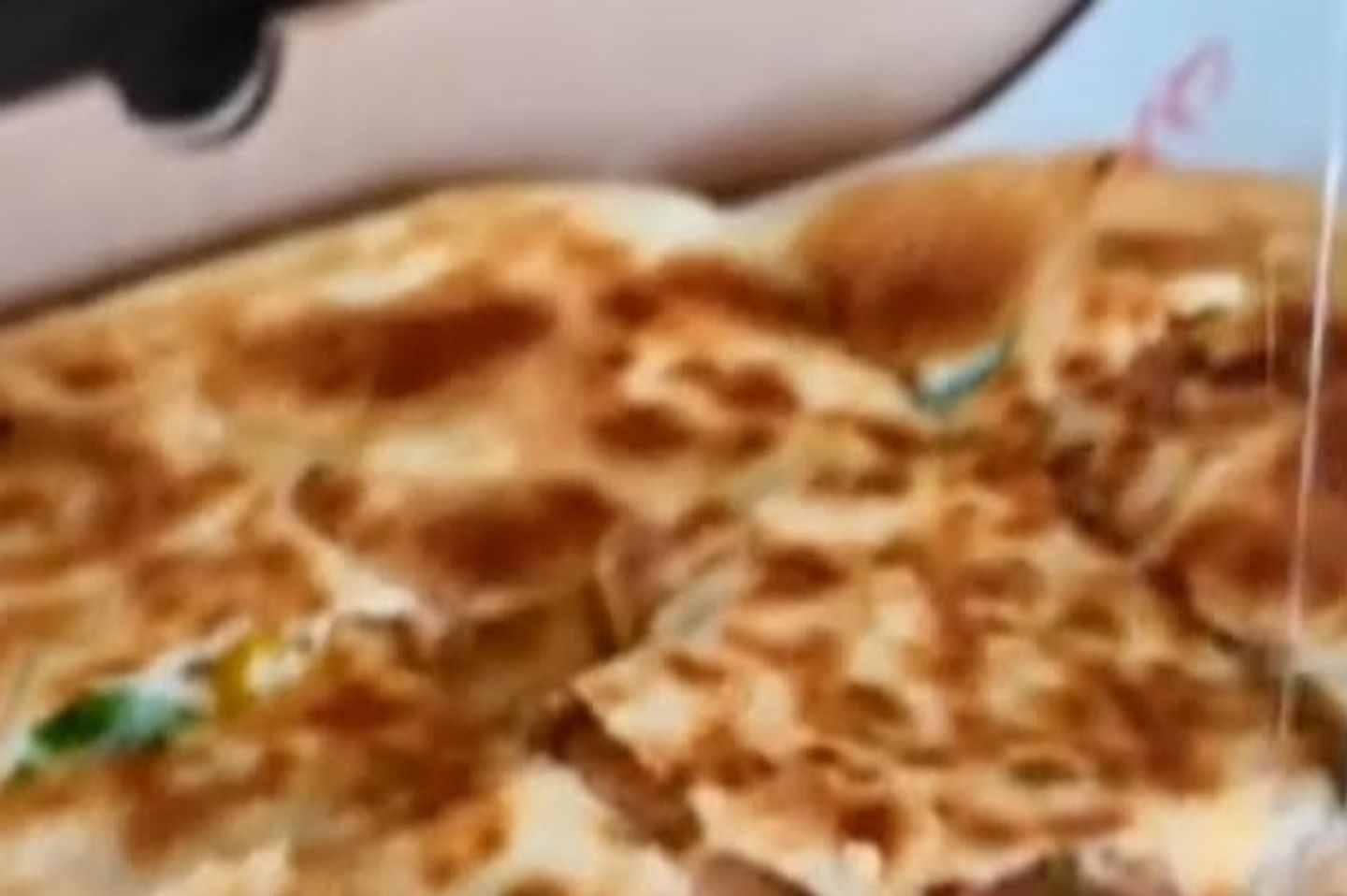 بيتزا الجبنة السائلة - وسط