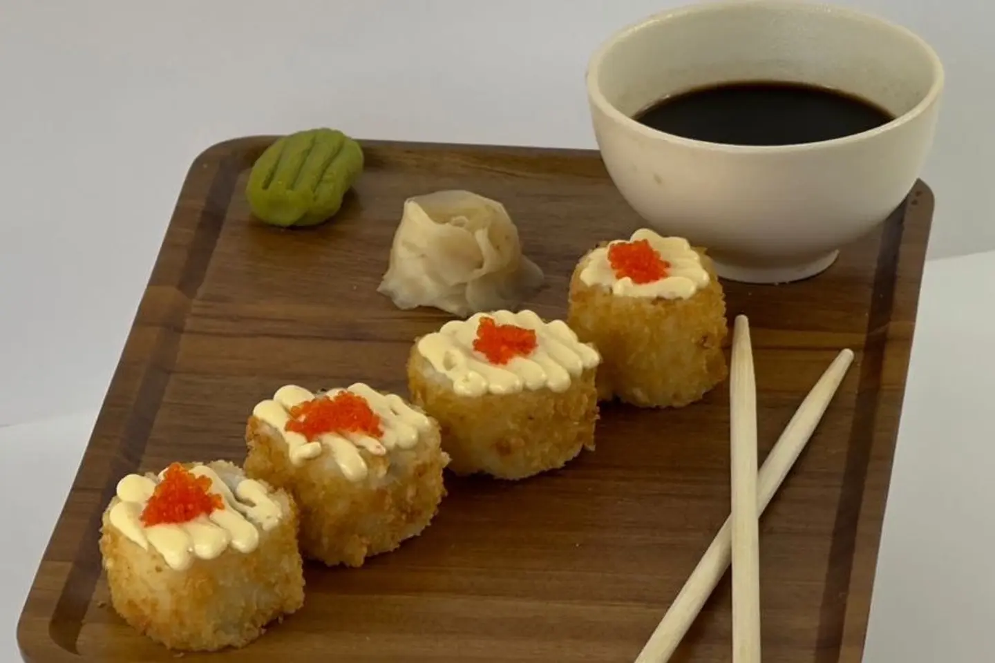 سوشي سلمون وكافيار - 4 حبات