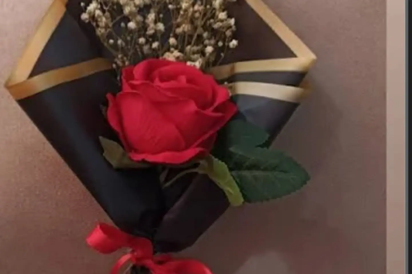 وردة جوري مع البراعم - لون الورده اصفر