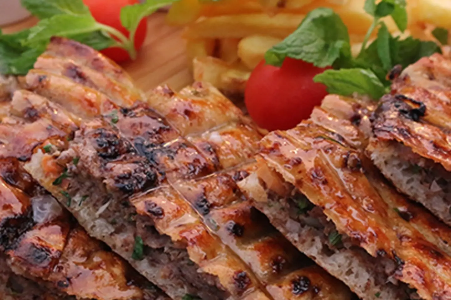 حواوشي علي الفحم - سجق