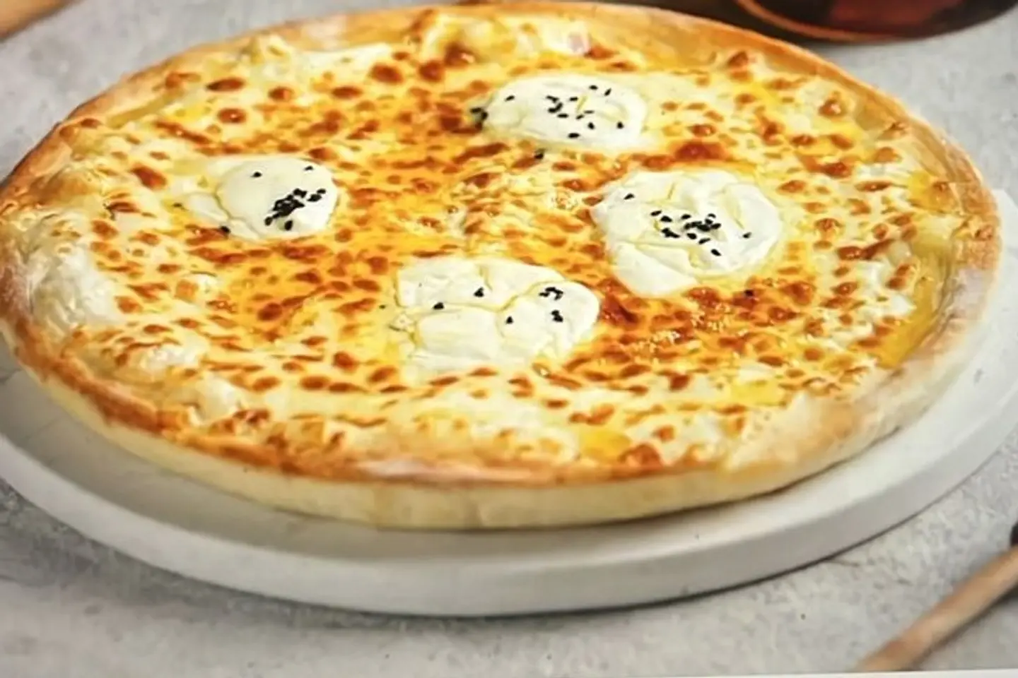 عش البلبل باللبنة والعسل والمكسرات والفستق آطراف جبن - كبير