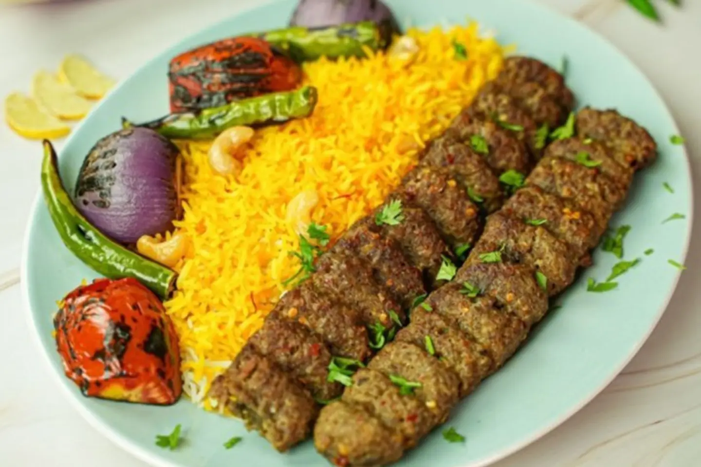 كباب إيراني - أربعة أسياخ مع خضار مشوية وبطاطس مقلية