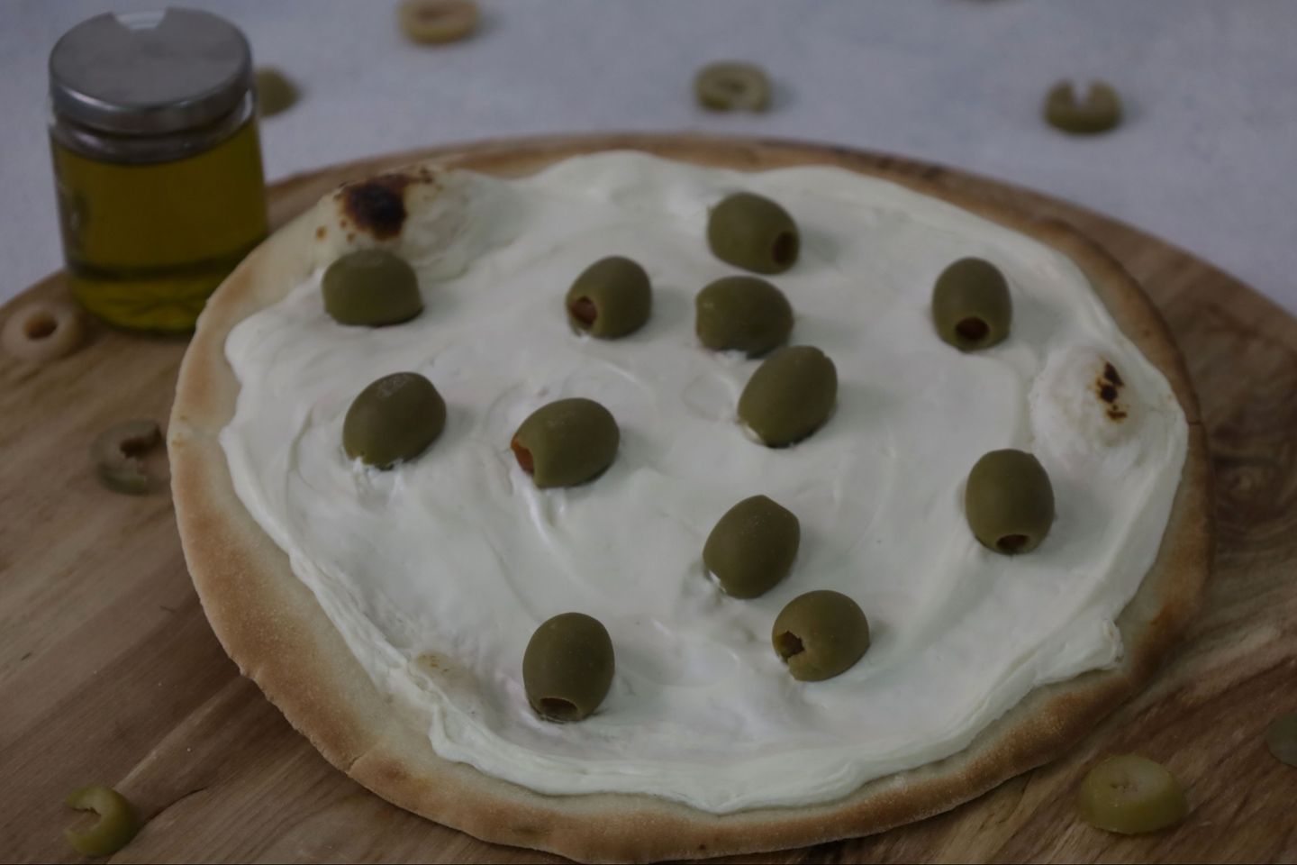 لبنة بالزيتون - بالخبز البر