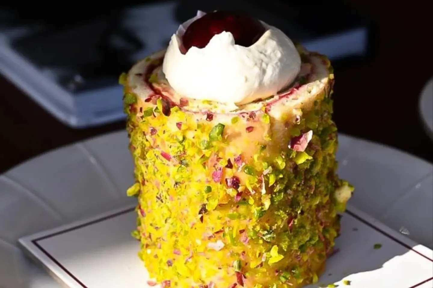 Swiss Roll With Berries - Small