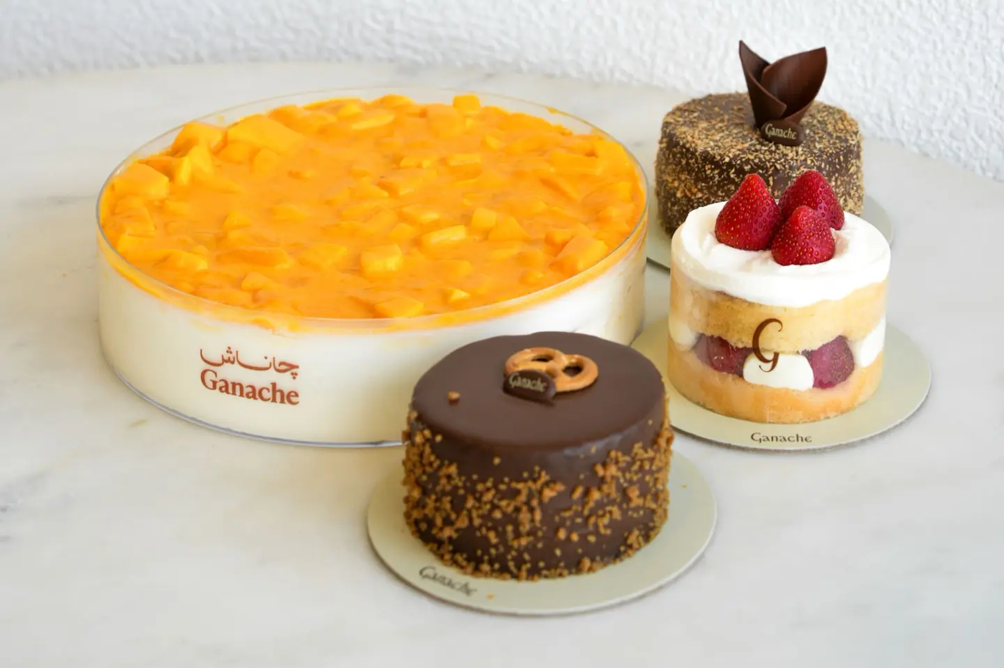 كيكة المانجو مع كيكة صغيرة - كيكة الشوكولاتة بالبرتزل