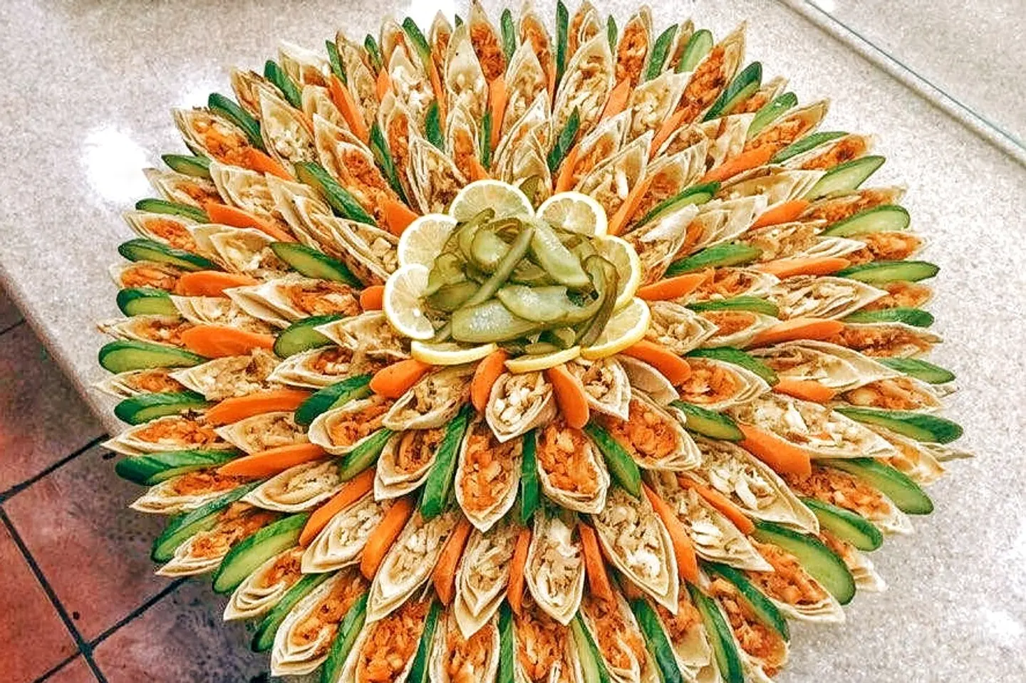 طبق عربي عائل اثنا عشر ساندويتش صاروخ كبير مع الجبنه - بدون جبنه